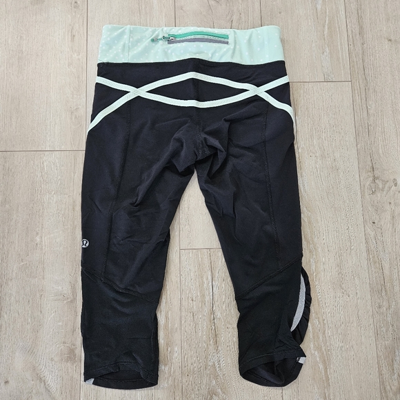 COPY - Lululemon Run: Pace Crop, Black / Petit Dot Fresh Teal / Fresh Teal, Siz… - Picture 7 of 14